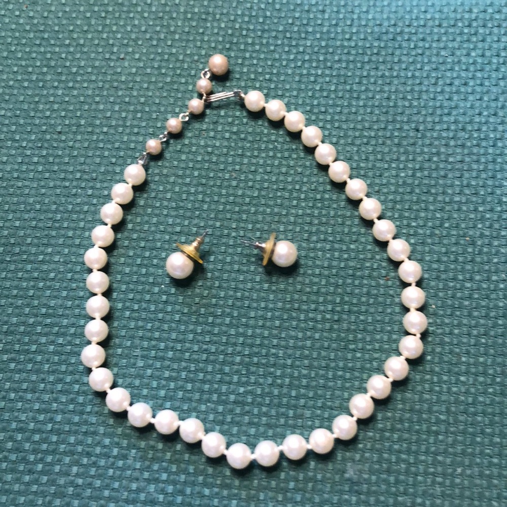 Vintage faux pearl choker and stud earrings